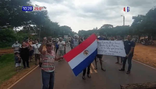 Cierran ruta en exigencia de lomadas en Nueva Italia | Noticias Paraguay