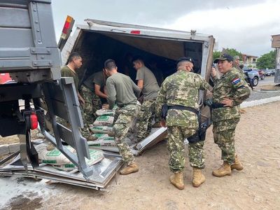 Camión con presunto contrabando evadió controles y volcó en Mariano Roque Alonso - Nacionales - ABC Color