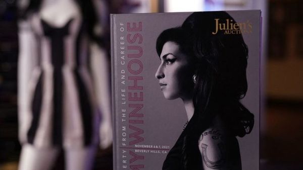Vestidos y pertenencias de Amy Winehouse serán subastados
