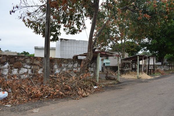 Comuna luqueña se preocupó solo de la fachada del cementerio municipal, pero por dentro es un basural - Nacionales - ABC Color