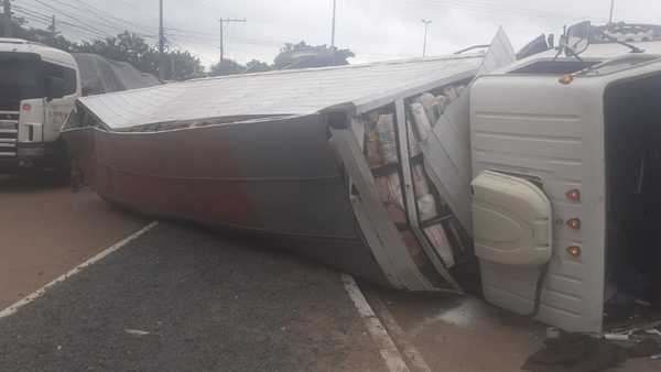 Chofer intentó huir de control anticontrabando y terminó volcando