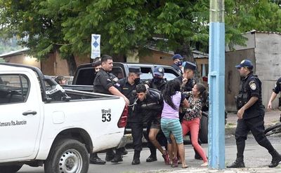 Damnificados protagonizan trifulca frente al Cabildo - Nacionales - ABC Color