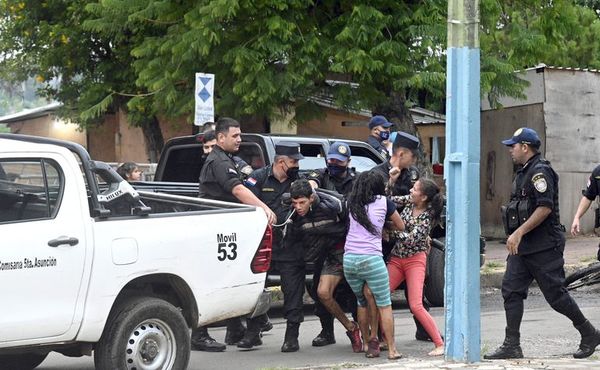 Damnificados protagonizan trifulca frente al Cabildo - Nacionales - ABC Color
