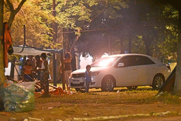 Dirigente indígena se burla y reubica auto en plena Plaza de Armas - Nacionales - ABC Color