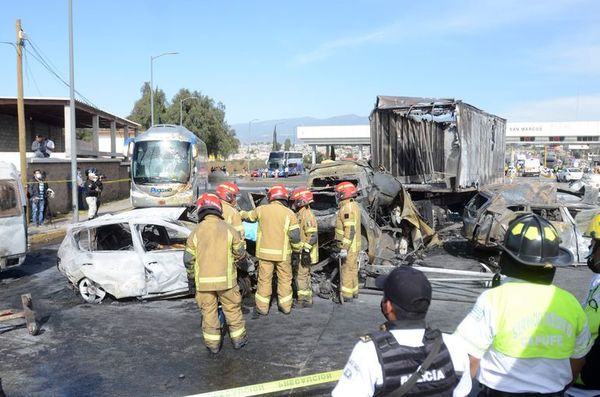 Aparatoso accidente vial en el centro de México deja 19 muertos - Mundo - ABC Color