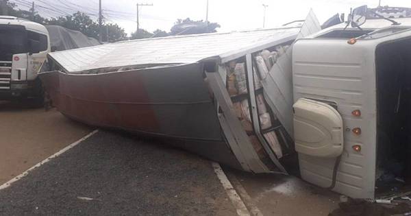 La Nación / Chofer quiso evitar control anticontrabando