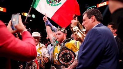 Canelo Álvarez hace historia como nuevo rey del peso super mediano