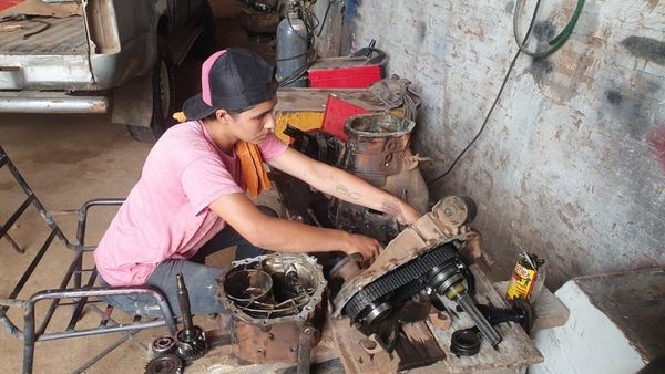 Joven trabaja en mecánica pensando en sus hijos y la universidad