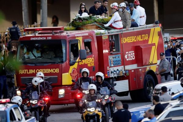 Miles de brasileños despidieron a la cantante Marília Mendonça en un impactante velorio público