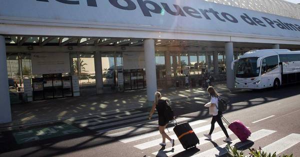 La Nación / España: 12 migrantes marroquíes huyeron de un avión en una escala de emergencia