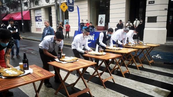 Carrera de mozos: el último en llegar ganó primer puesto