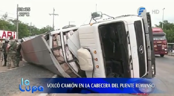 Camión con “contrabando” volcó en cabecera del Puente Remanso