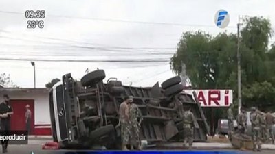 Camión de gran porte vuelca en Puente Remanso | Noticias Paraguay