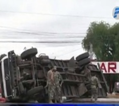 Camión de gran porte vuelca en Puente Remanso - Paraguay.com