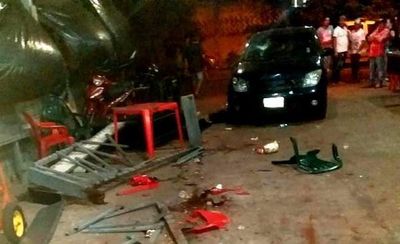 Automovilista atropella un restaurante y lesiona a dos clientes - ABC en el Este - ABC Color