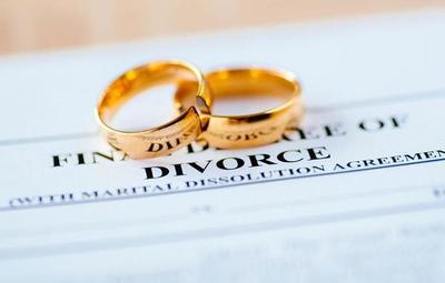 Hombre quiere divorciarse después de ver a su esposa sin maquillaje