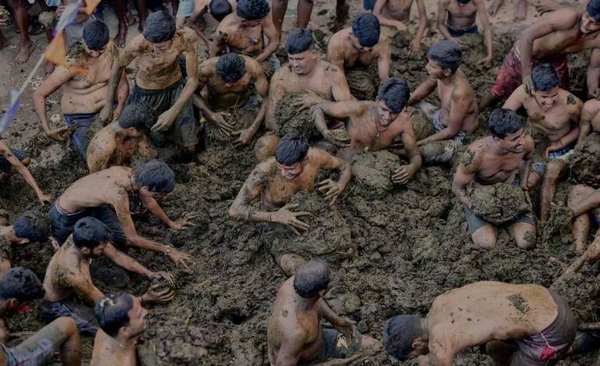 Diario HOY | Batalla de bostas de vaca en la fiesta de un pueblo indio