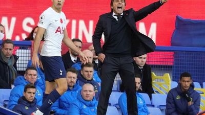 El VAR salva a Antonio Conte y al Tottenham