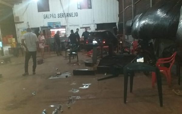 Automovilista atropella a clientes de un bar y huye - La Clave