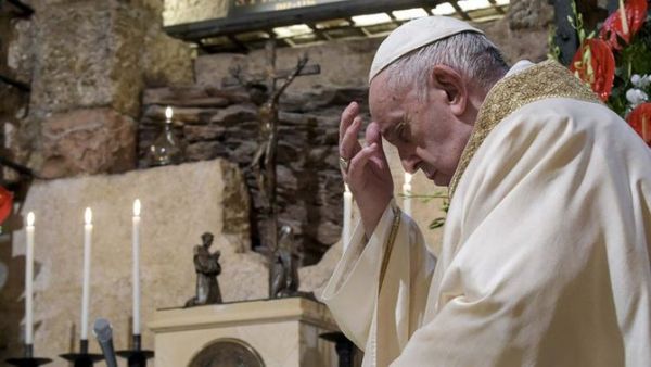 El Papa critica el culto a la apariencia y pide a los sacerdotes no sentirse perfectos