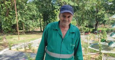 La Nación / Lleva 50 años trabajando como jardinero municipal y fue reconocido por su noble labor
