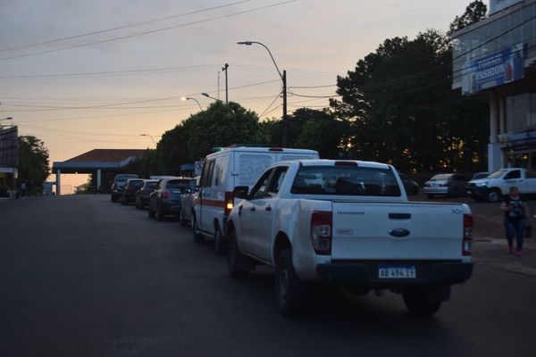 Se repiten las filas de vehículos varados en frontera - Nacionales - ABC Color