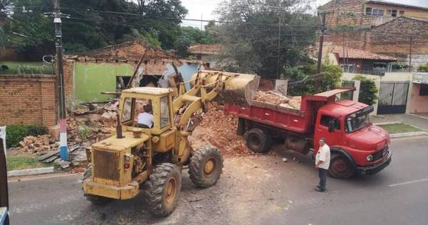 La Nación / Demolieron vivienda de la anciana con discapacidad que fue desalojada por su propia hija