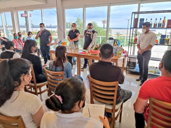 Sector gastronómico de Encarnación recibió capacitación en coctelería y atención a comensales - .::Agencia IP::.