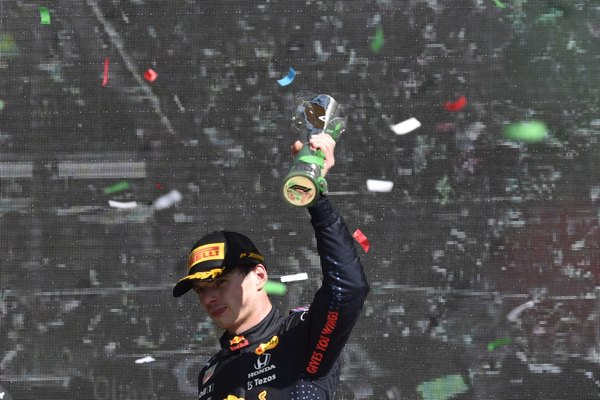 Verstappen gana con autoridad en México y Hamilton soporta presión de Pérez