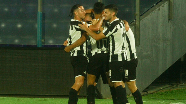 Libertad frena al líder del campeonato