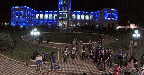 La Nación / Ciudadanos vestidos de azul se movilizaron en todo el país por el presupuesto de la Ley del Autismo