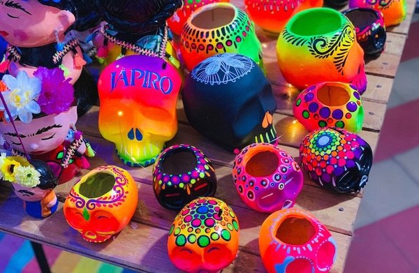 Crónica / CON COLORIDO TOQUE GUARANÍ. Macetas de calaveras para decorar