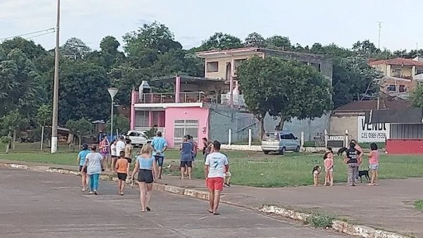 Crónica / NIÑO CAYÓ Y MURIÓ. Sin tapa: el desagüe cloacal de la muerte