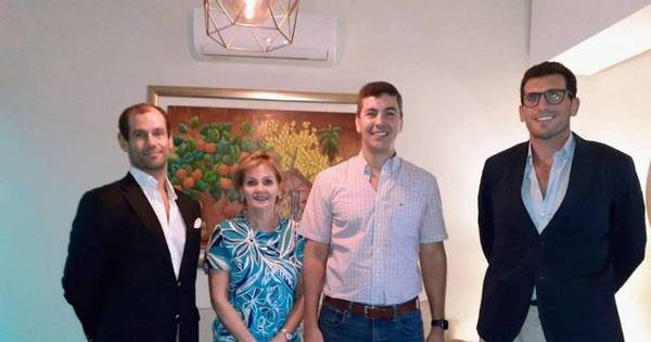 La Nación / Delegación de Ipdal con el candidato