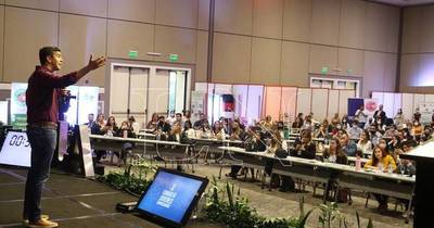 La Nación / Santiago Peña clausuró congreso de AJE