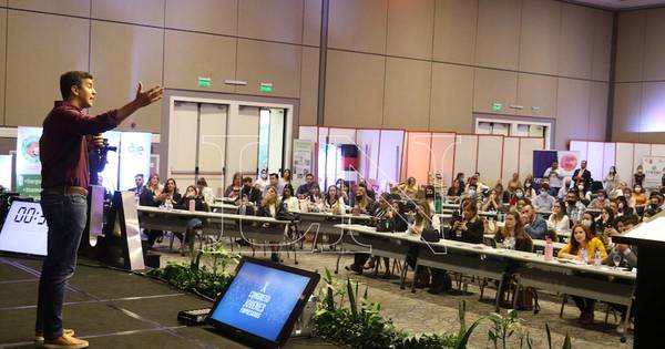 La Nación / Santiago Peña clausuró congreso de AJE