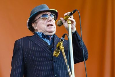 Las críticas negacionistas del cantante Van Morrison acaban en los tribunales - Música - ABC Color