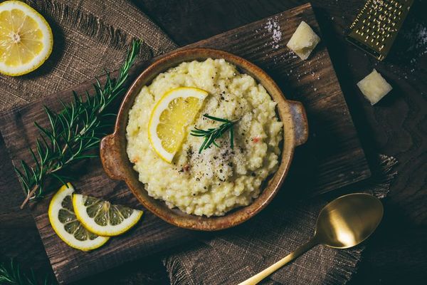 Haga risotto al limón y romero: un plato reconfortante para el almuerzo de inicio de semana - Gastronomía - ABC Color