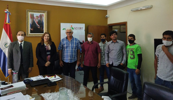 Familias campesinas de Colonia Suizo Cué reciben en cesión 300 hectáreas de tierras - .::Agencia IP::.