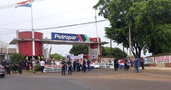 Diario HOY | Funcionarios bloquean acceso a Petropar y realizan una serie de reclamos