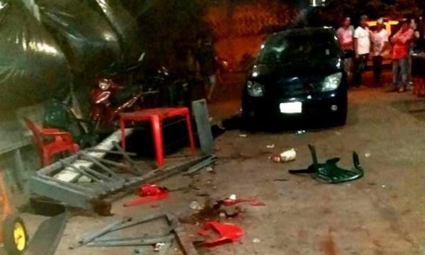 Automovilista atropella restaurante y lesiona a dos mujeres