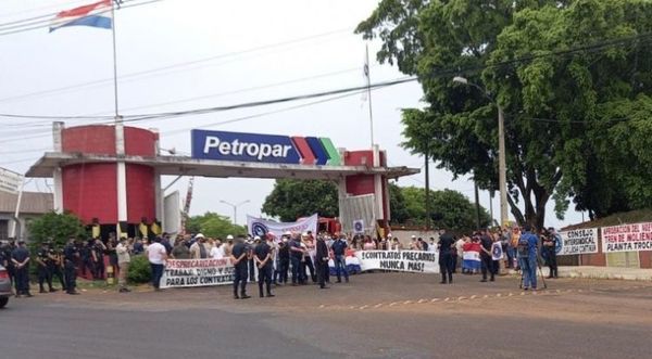 Funcionarios bloquean acceso a Petropar y realizan una serie de reclamos