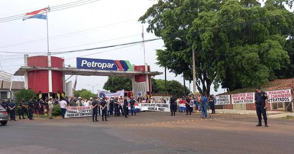 La Nación / Funcionarios de Petropar cierran acceso en reclamo contra Hacienda