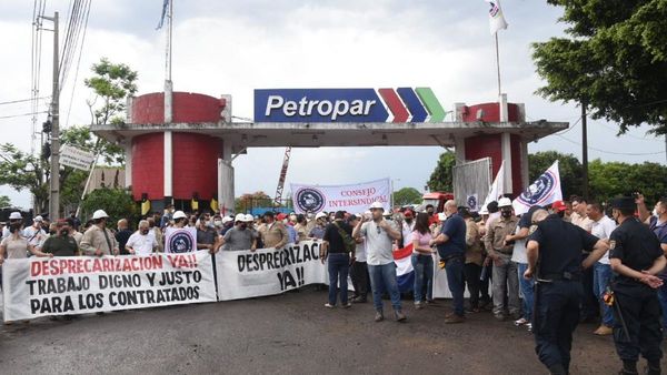 Funcionarios de Petropar levantan bloqueo, pero advierten con huelga general