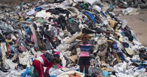 La Nación / El gigantesco cementerio de Chile para la ropa usada