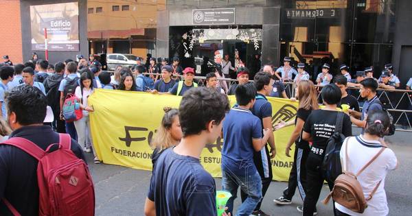 La Nación / Estudiantes rechazan recorte del presupuesto del FEEI y dicen que es un retroceso para la educación