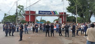 Funcionarios cierran Petropar en reclamo por intención del Gobierno de usar US$ 50 millones - Nacionales - ABC Color