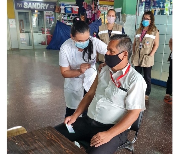 Salud habilitó vacunatorio anti-COVID en la Terminal de Ómnibus de Asunción