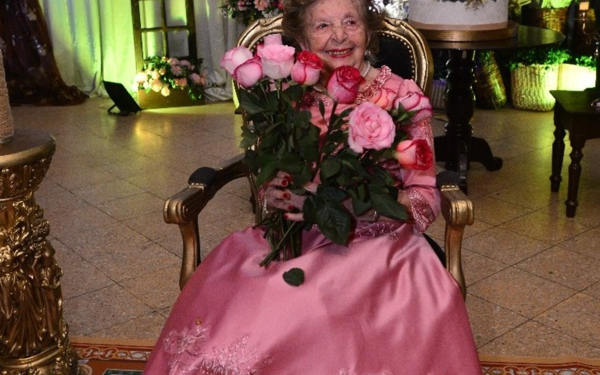 Abuelita cumplió 100 años y festejó como quinceañera