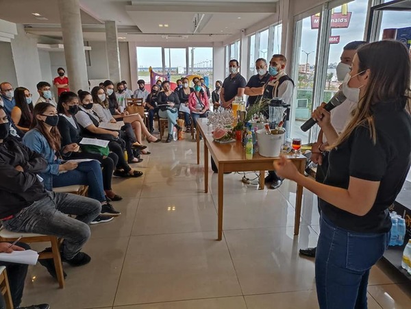 SECTOR GASTRONÓMICO DE ENCARNACIÓN RECIBIÓ CAPACITACIÓN EN COCTELERÍA Y ATENCIÓN A COMENSALES - Itapúa Noticias